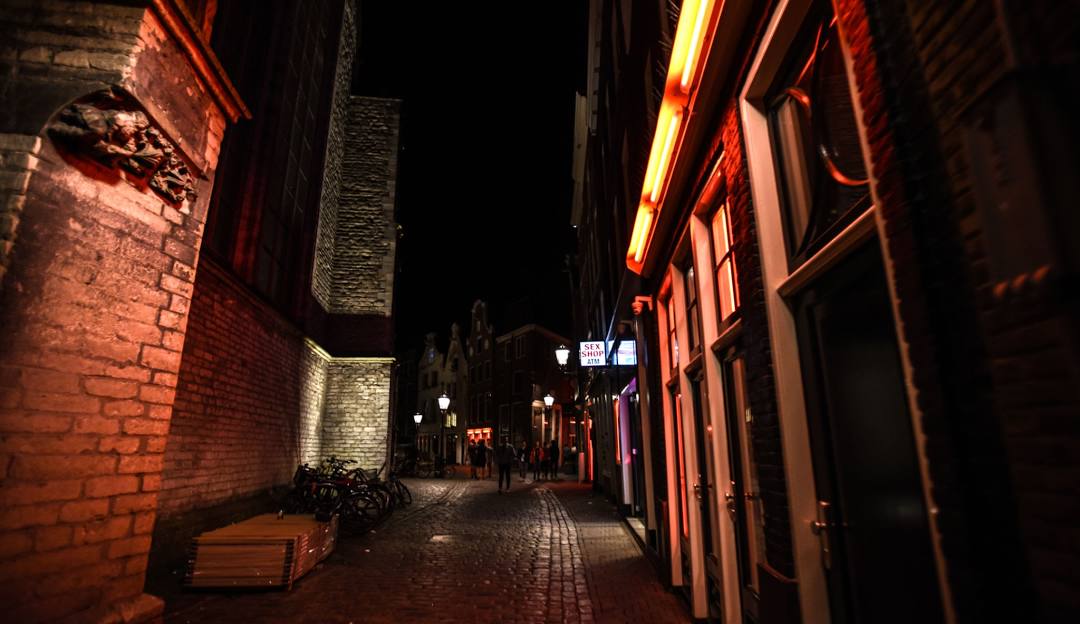 Best Brothels in Amsterdam — A Complete Guide to Window Prostitution in De Wallen (2026)