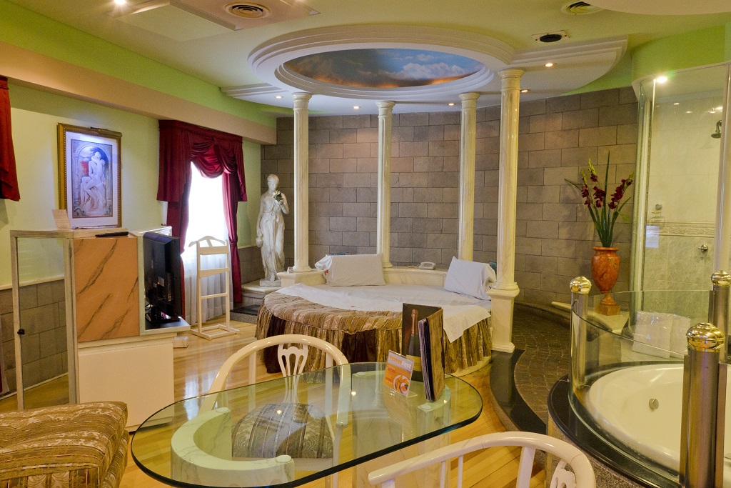 Torres del Lago -  Love Hotel