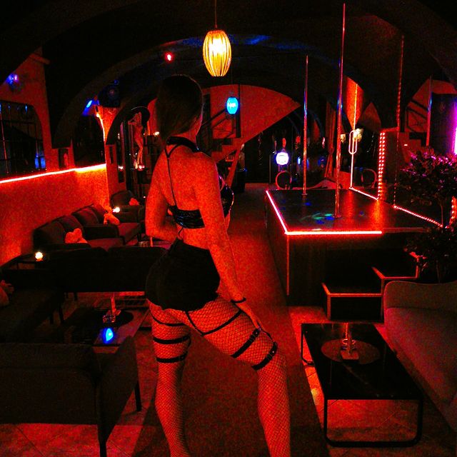 Night Club Kiss - 