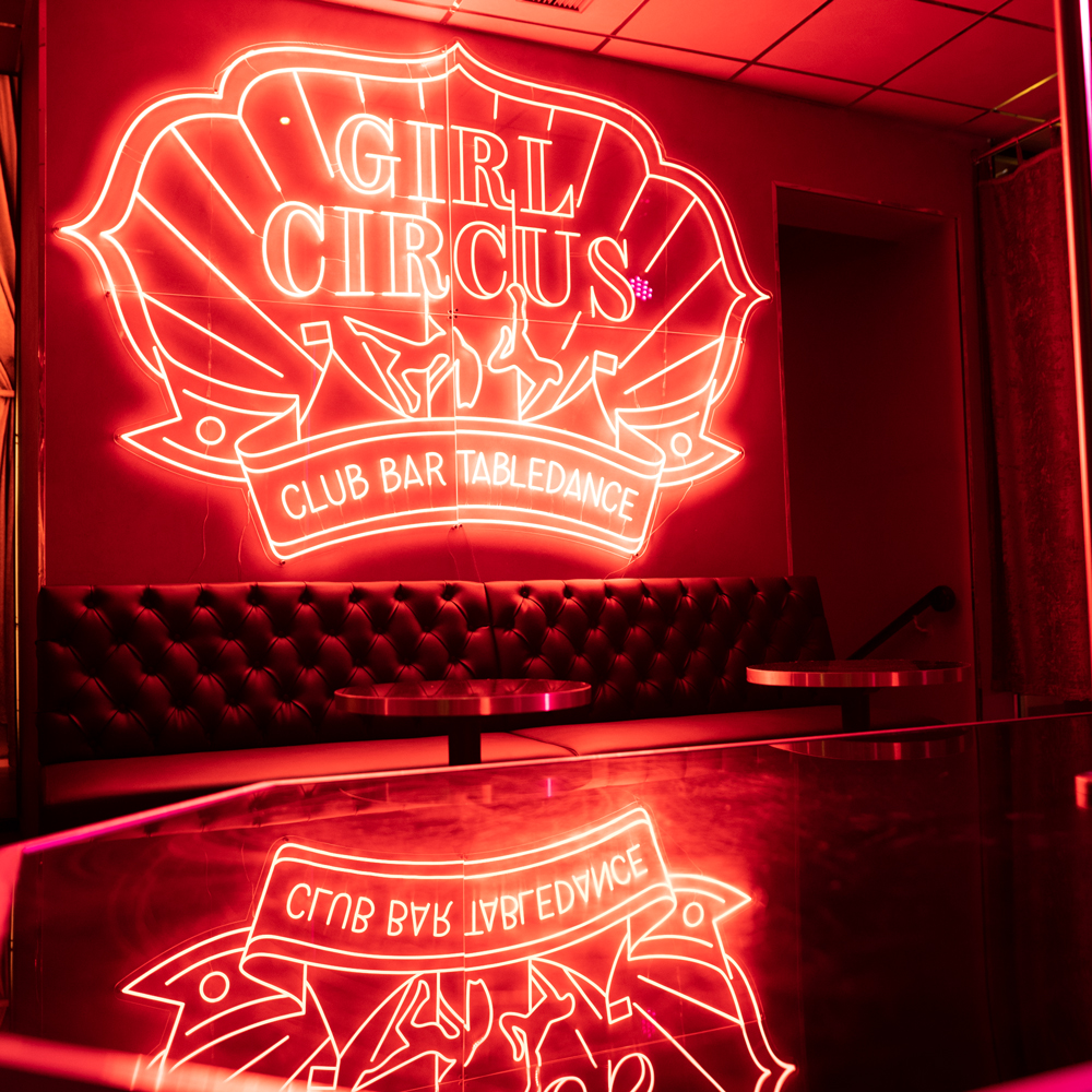 Girl Circus -  Locale per adulti