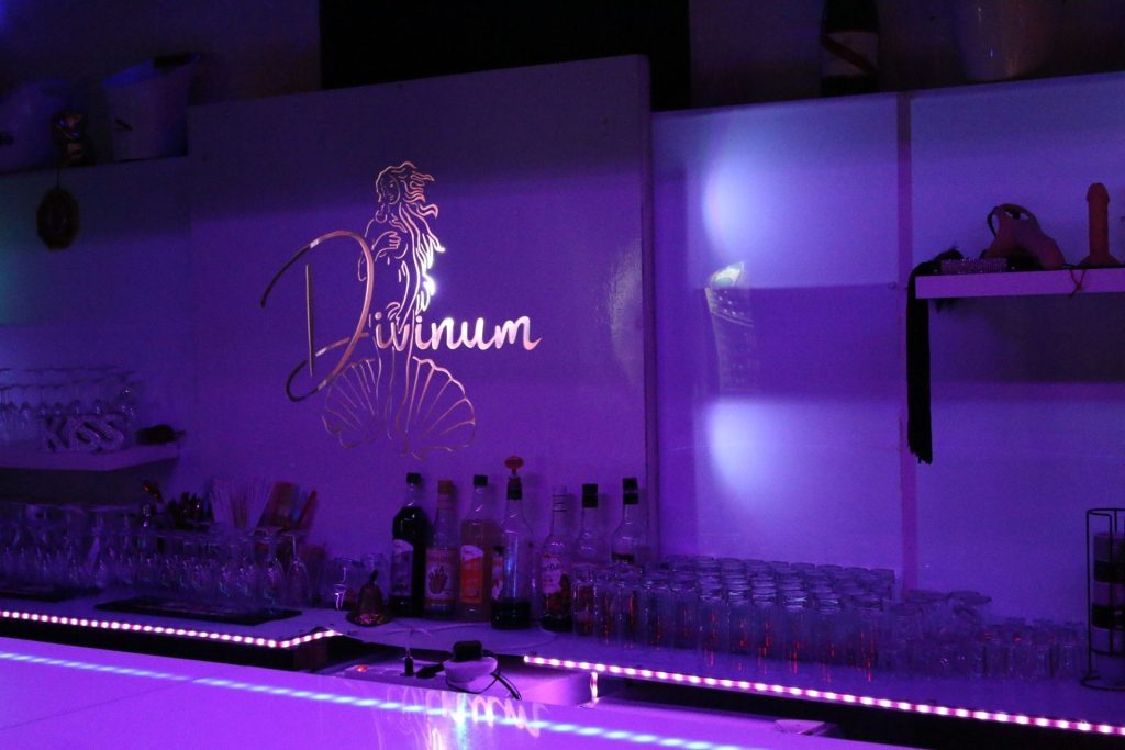 Le Divinum -  Intercambistas Club Nocturno Erótico Club de Caballeros