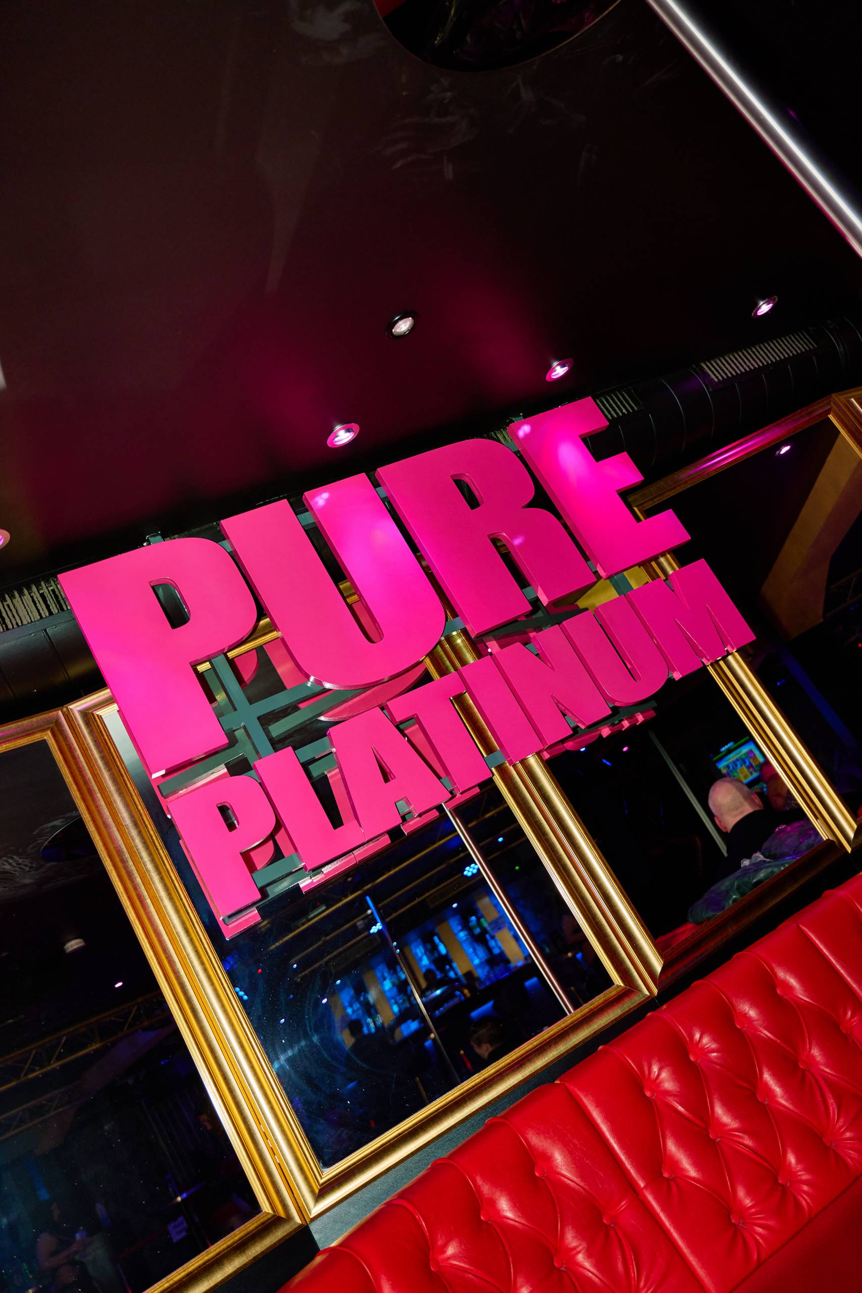 Pure Platinum -  Club de Striptease Club pour Gentlemen Cabaret Divertissement pour adultes