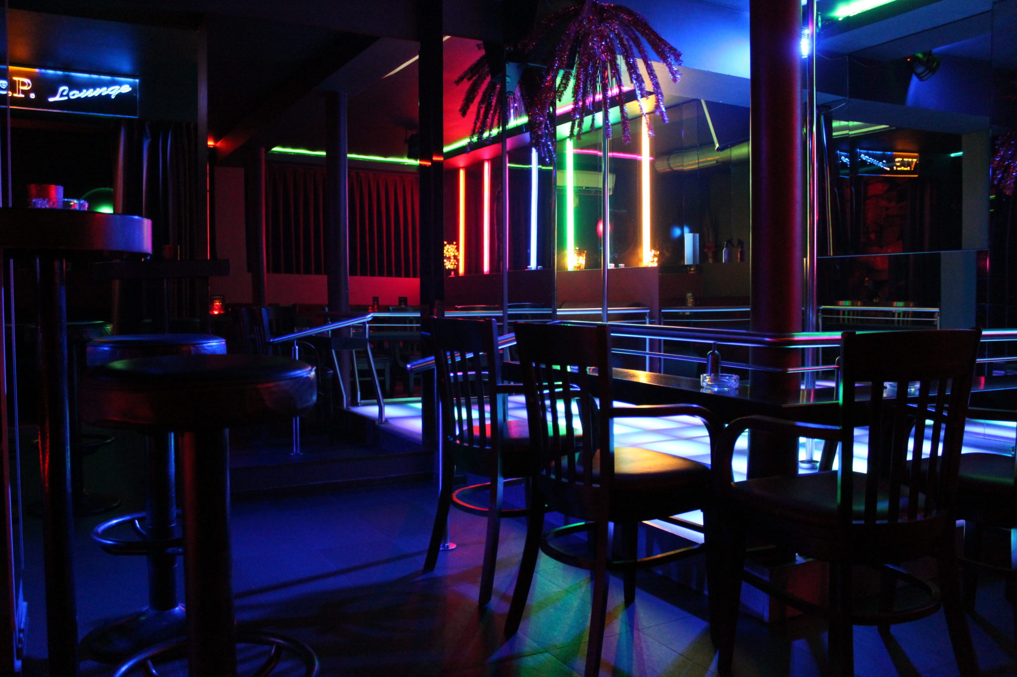 Queens Table Dance Bar - 