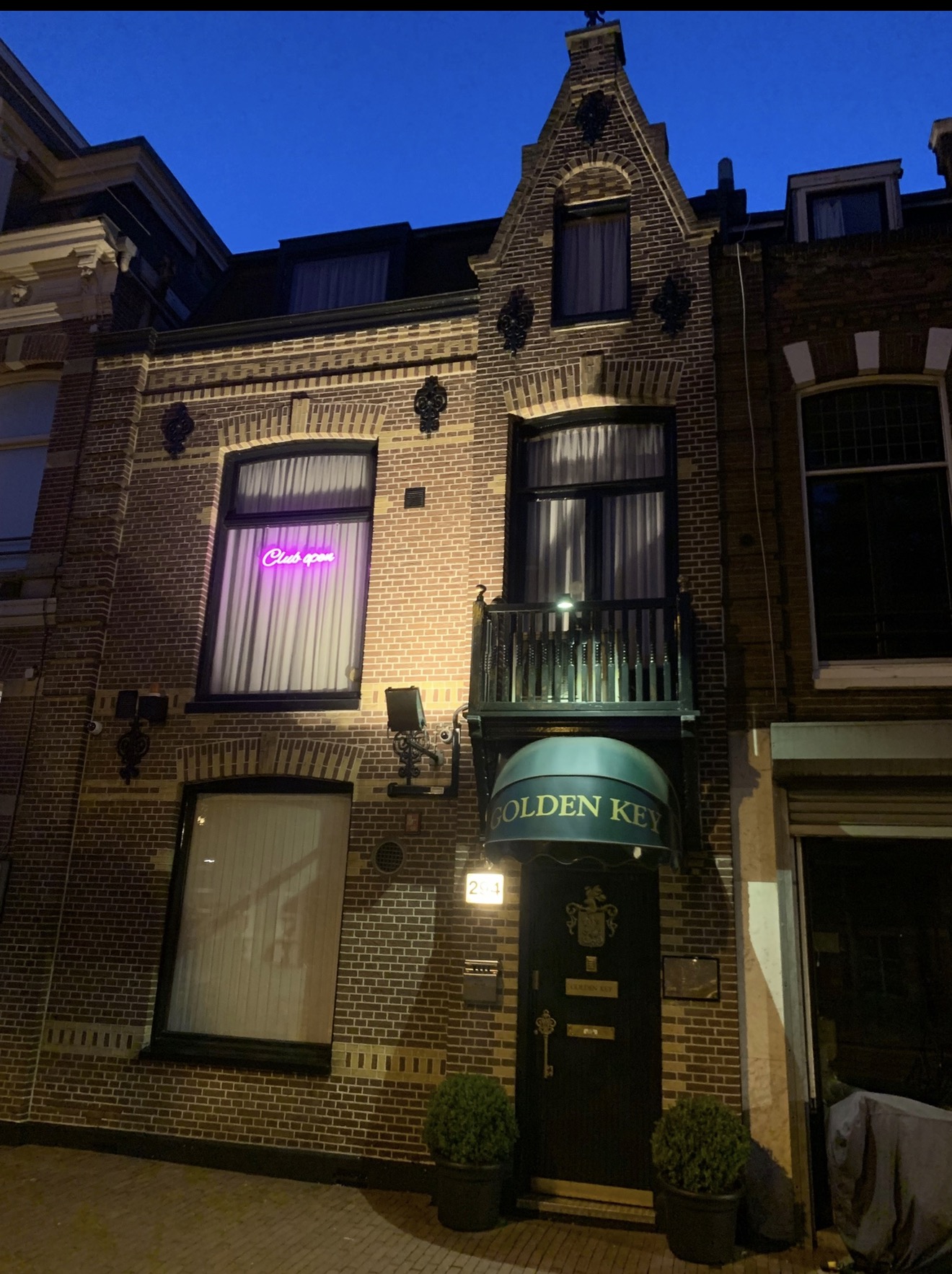 Club Golden Key -  Club pour Gentlemen Maison close Club de Striptease Divertissement pour adultes Massage érotique