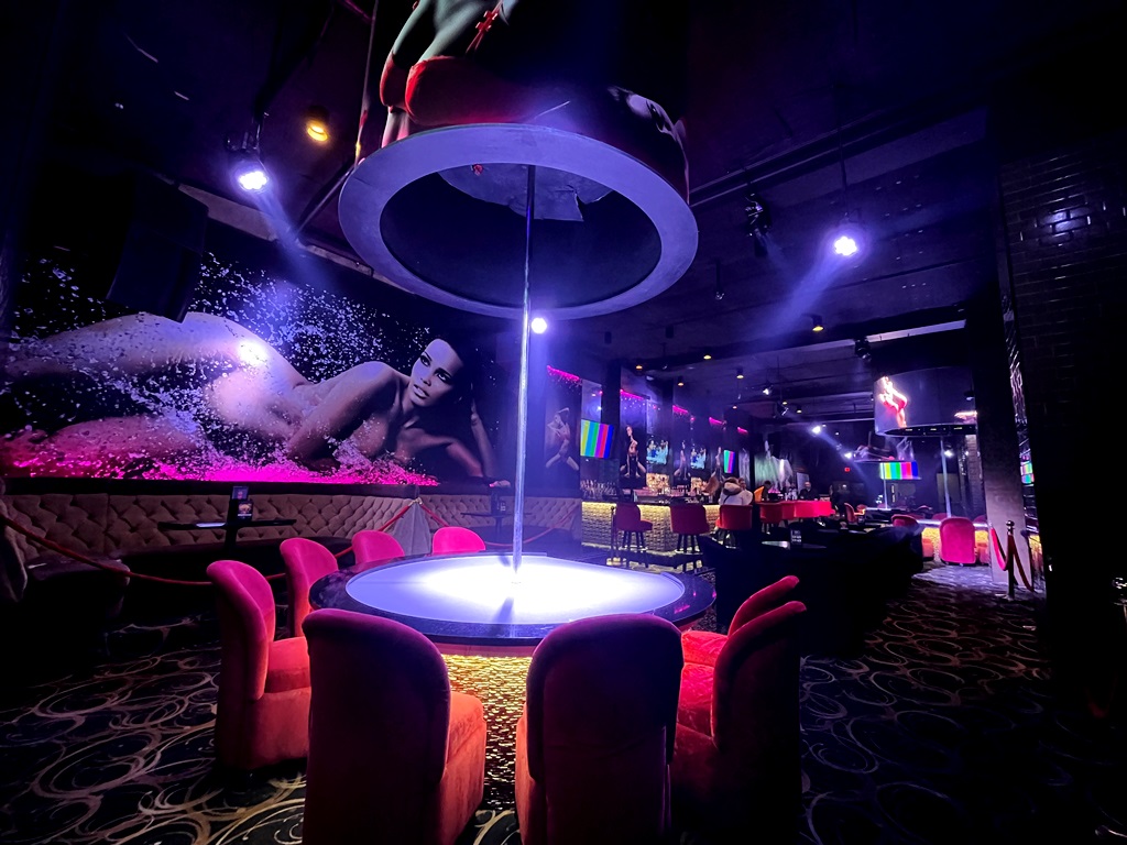 Silk Exotic Platinum -  Strip Club Gentlemens Club Adult Entertainment